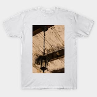 I'm Still Hanging © T-Shirt